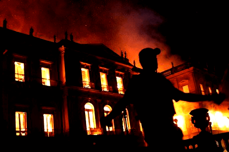 Museu nacional pegando fogo